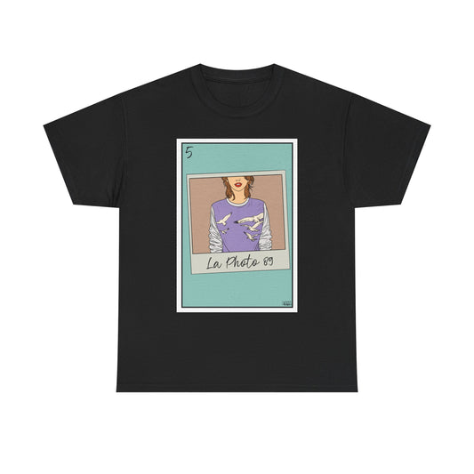 La Photo 89 Tee – Lotería López Swiftie Card Shirt | Vintage Pop Era Graphic Tee | Cultura Fan Tribute T-Shirt
